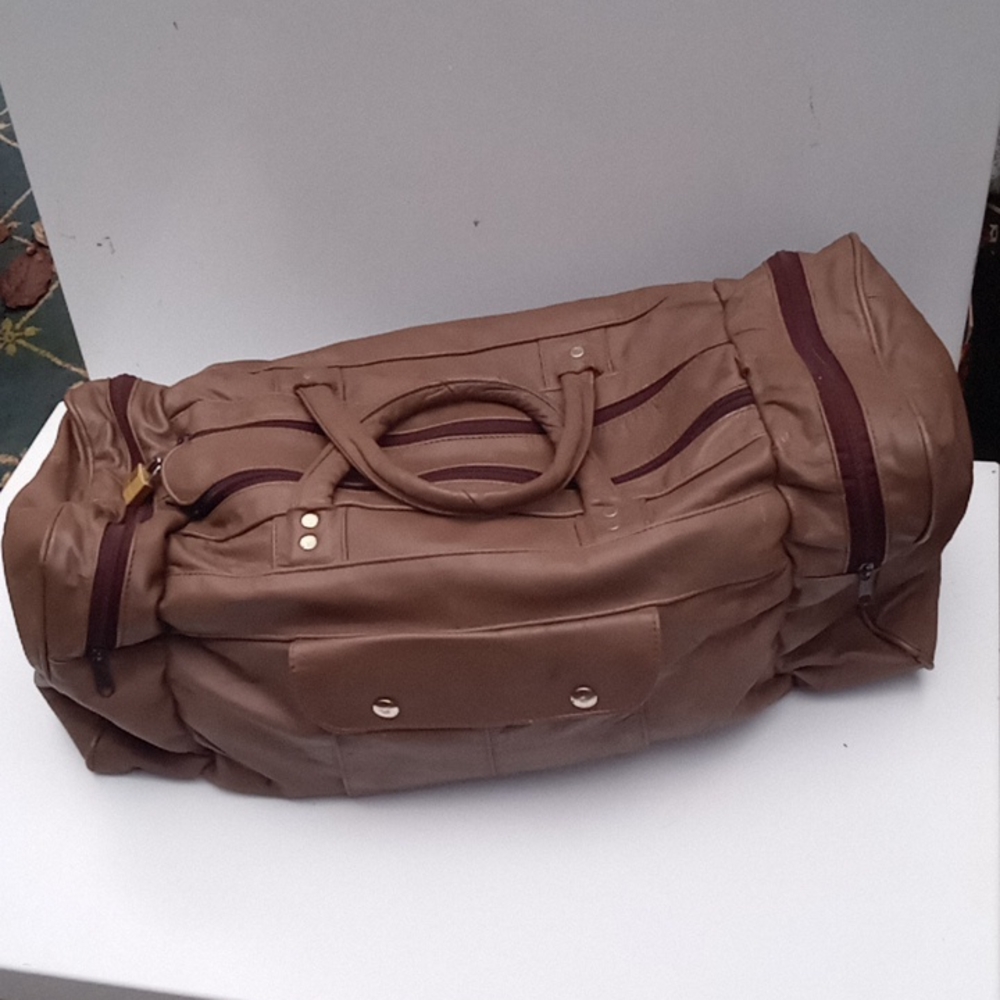 Genuine Leather gym club sports duffle bag . In Excellent Condition.